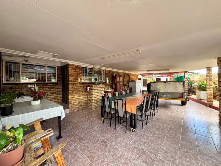 5 Bedroom Property for Sale in Flamwood North West